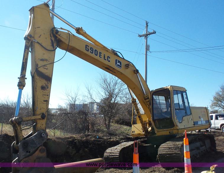 image for item J4568 1996 John Deere 690E LC excavator