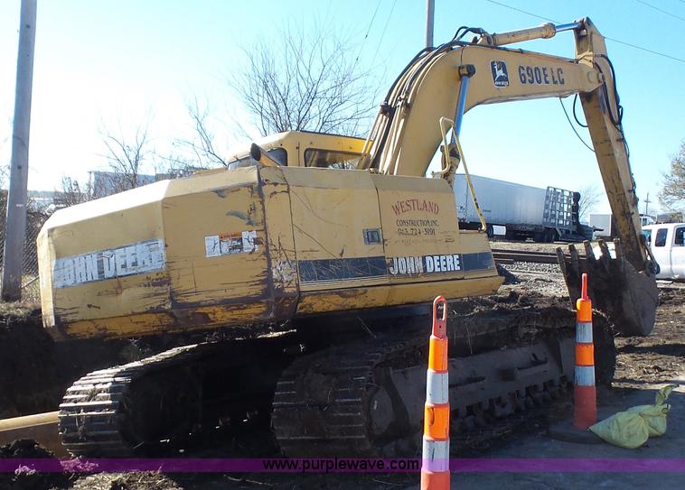 image for item J4568 1996 John Deere 690E LC excavator