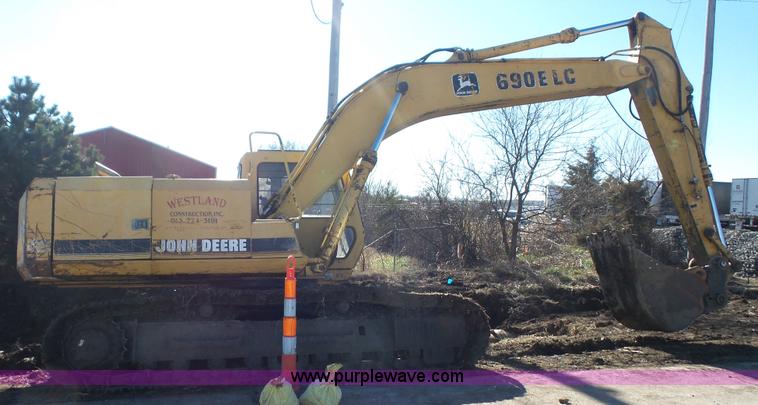 image for item J4568 1996 John Deere 690E LC excavator