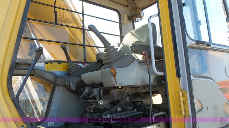 image for item J4568 1996 John Deere 690E LC excavator