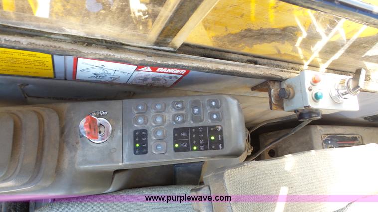 image for item J4568 1996 John Deere 690E LC excavator