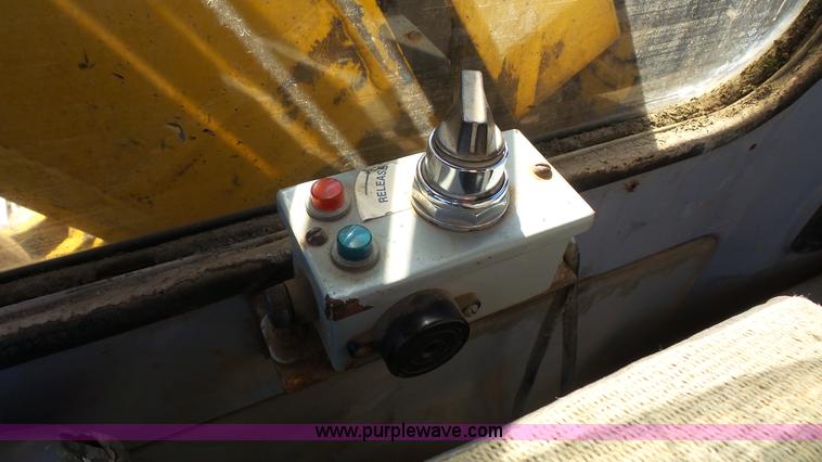 image for item J4568 1996 John Deere 690E LC excavator