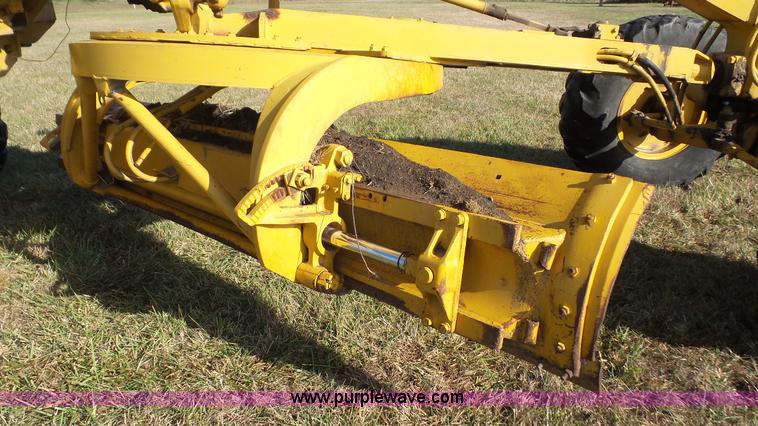 image for item J4592 1972 Caterpillar 14E motor grader