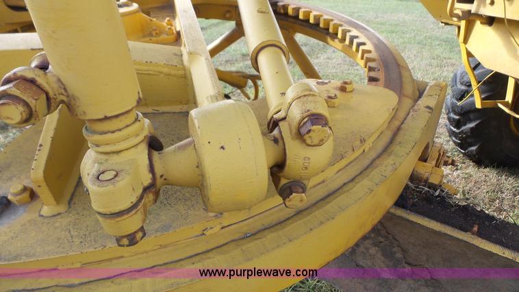 image for item J4592 1972 Caterpillar 14E motor grader