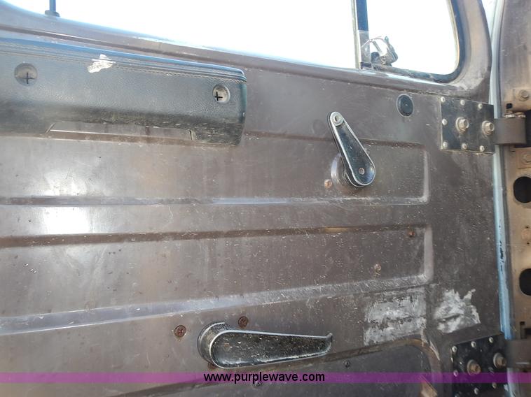 image for item J4606 1991 International 4900 dump truck