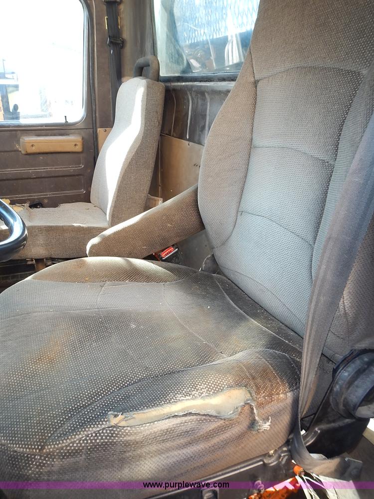 image for item J4606 1991 International 4900 dump truck