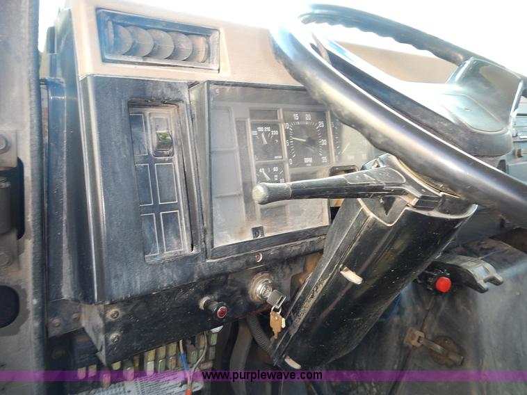 image for item J4606 1991 International 4900 dump truck