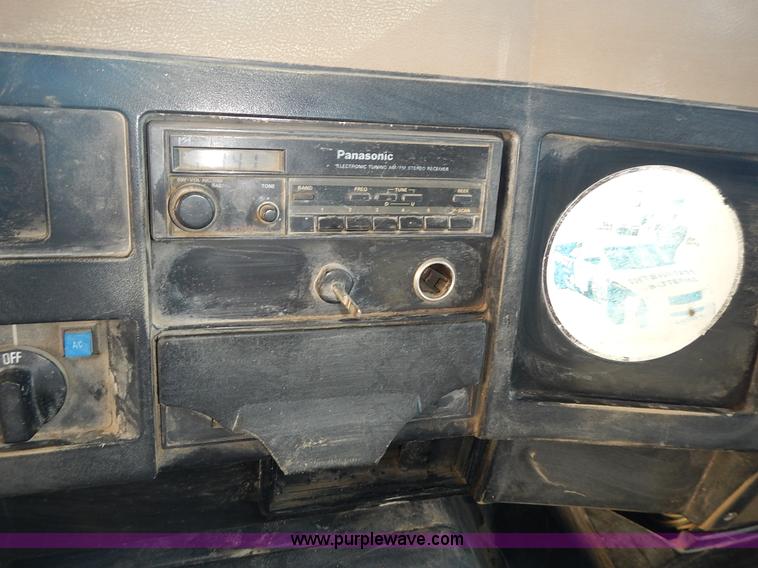 image for item J4606 1991 International 4900 dump truck