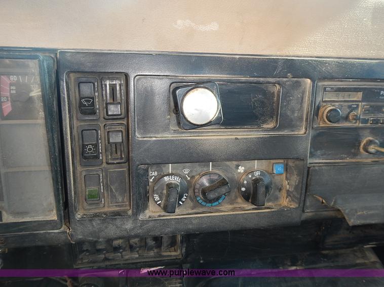 image for item J4606 1991 International 4900 dump truck