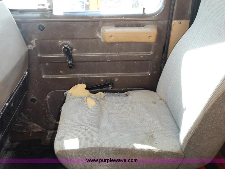 image for item J4606 1991 International 4900 dump truck