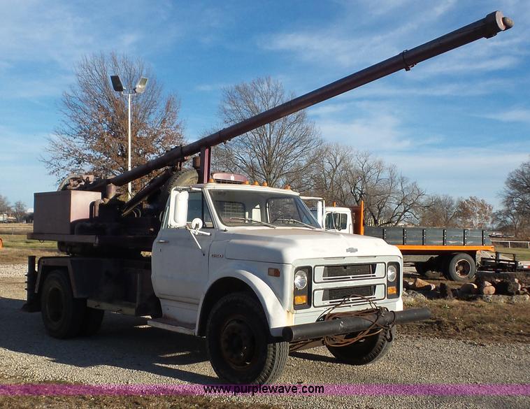 image for item J4745 1972 Chevrolet C50 hydra digger truck
