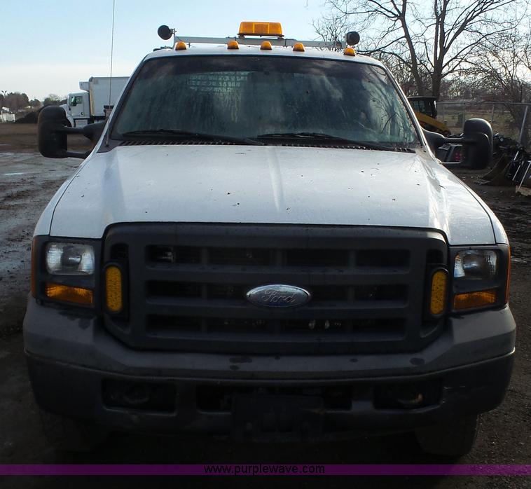 image for item J4750 2005 Ford F350 XL Super Duty Crew Cab utility truck
