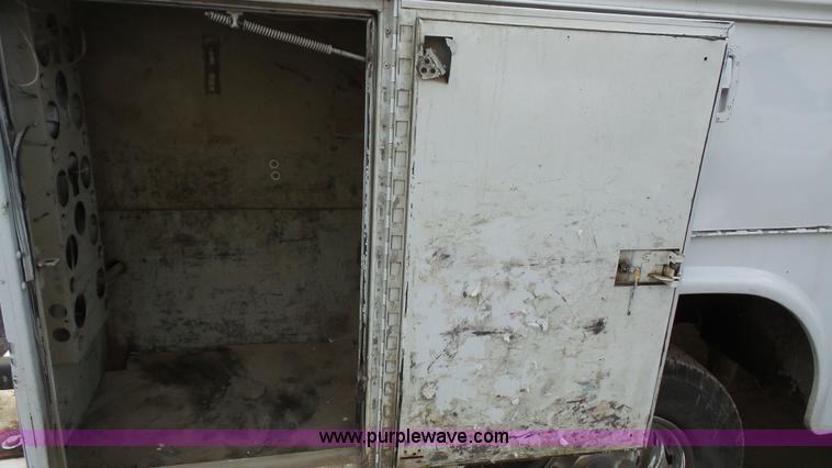 image for item J4750 2005 Ford F350 XL Super Duty Crew Cab utility truck