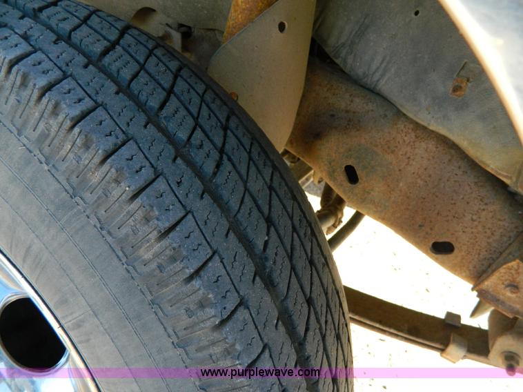 image for item J5151 1994 Ford F450 Super Duty flatbed dump truck