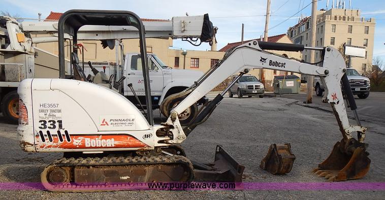image for item J6326 2002 Bobcat 331D compact excavator