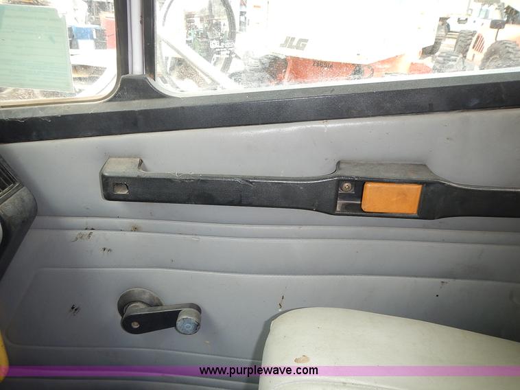 image for item J6341 1997 Freightliner FL70 rollback truck