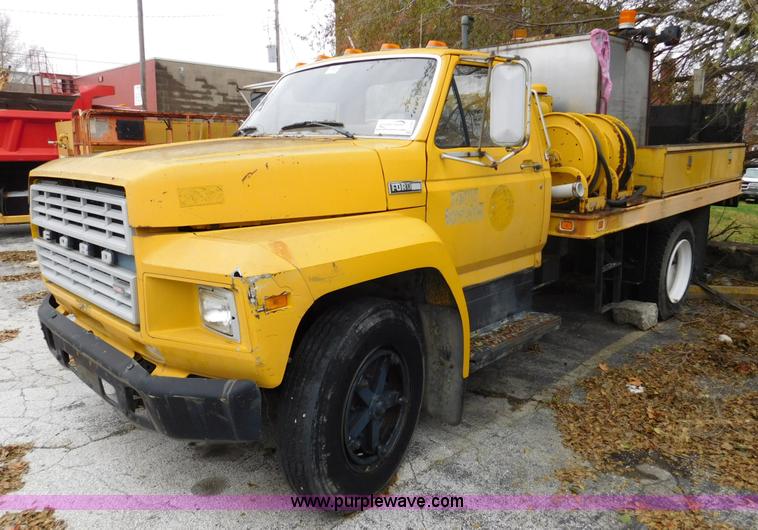 image for item J7486 1983 Ford F600 flatbed truck