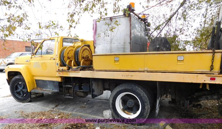 image for item J7486 1983 Ford F600 flatbed truck