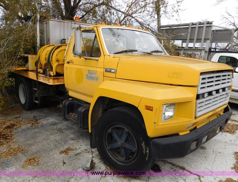 image for item J7486 1983 Ford F600 flatbed truck