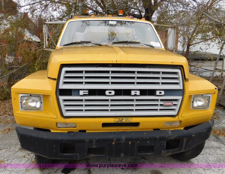 image for item J7486 1983 Ford F600 flatbed truck