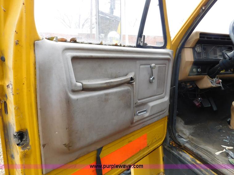 image for item J7486 1983 Ford F600 flatbed truck