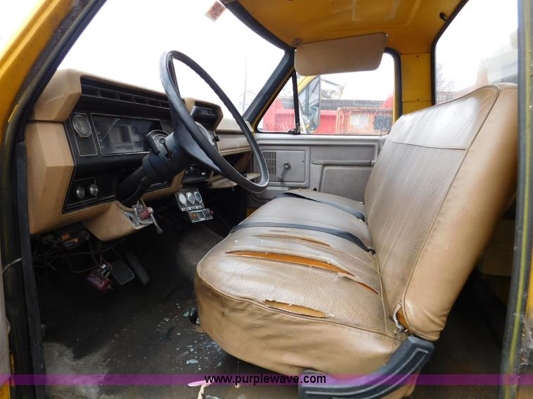 image for item J7486 1983 Ford F600 flatbed truck