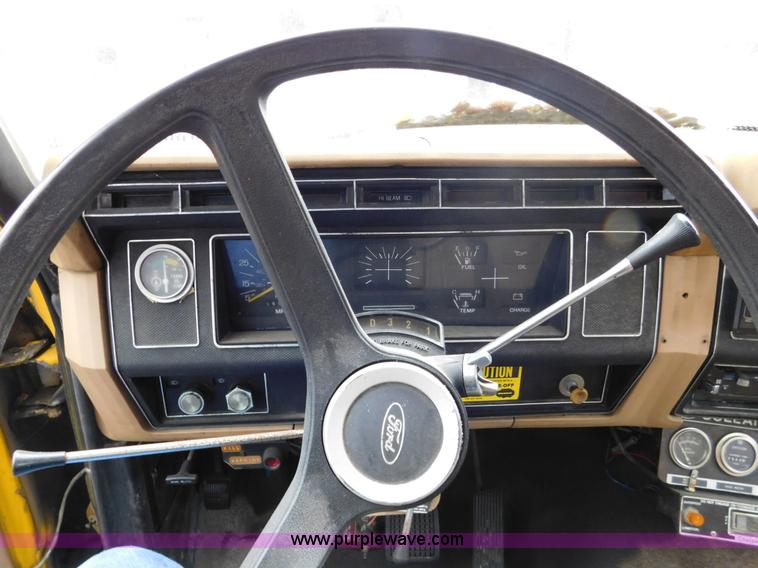 image for item J7486 1983 Ford F600 flatbed truck