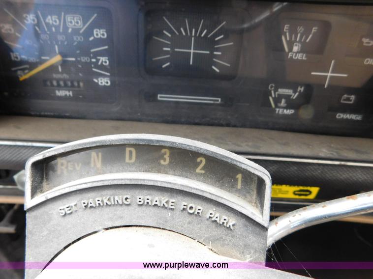 image for item J7486 1983 Ford F600 flatbed truck