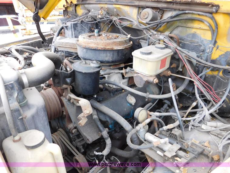 image for item J7486 1983 Ford F600 flatbed truck