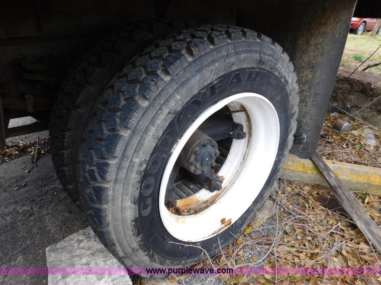 image for item J7486 1983 Ford F600 flatbed truck