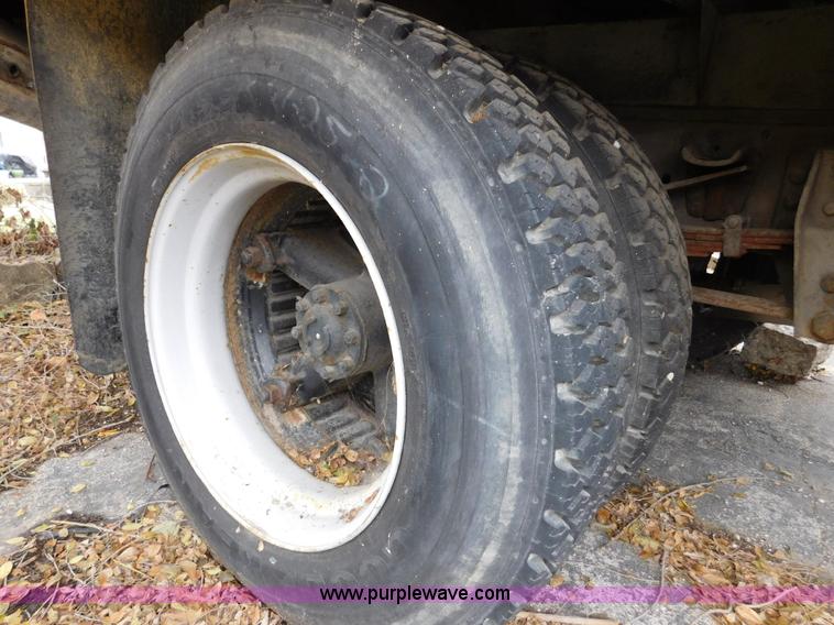 image for item J7486 1983 Ford F600 flatbed truck