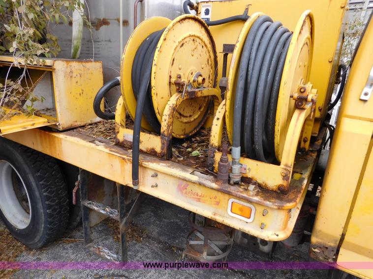 image for item J7486 1983 Ford F600 flatbed truck