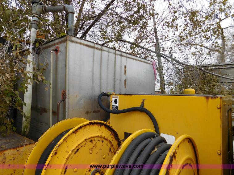 image for item J7486 1983 Ford F600 flatbed truck