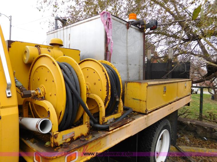 image for item J7486 1983 Ford F600 flatbed truck
