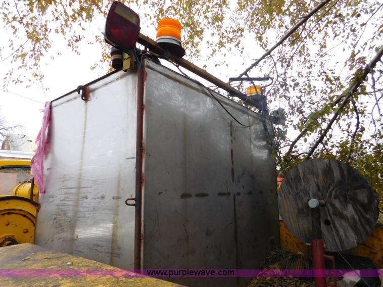image for item J7486 1983 Ford F600 flatbed truck