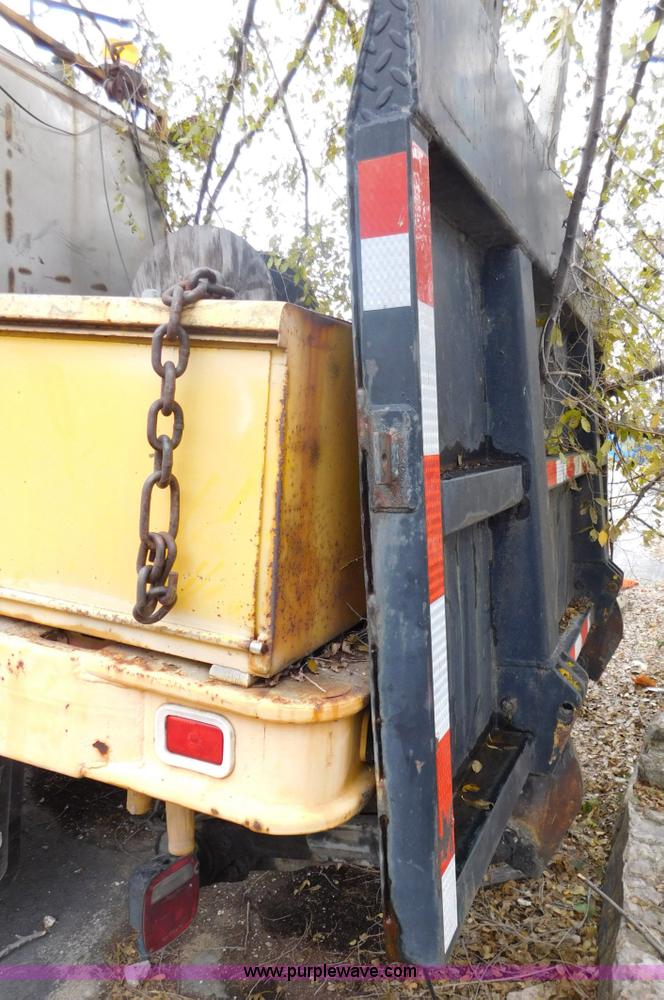 image for item J7486 1983 Ford F600 flatbed truck