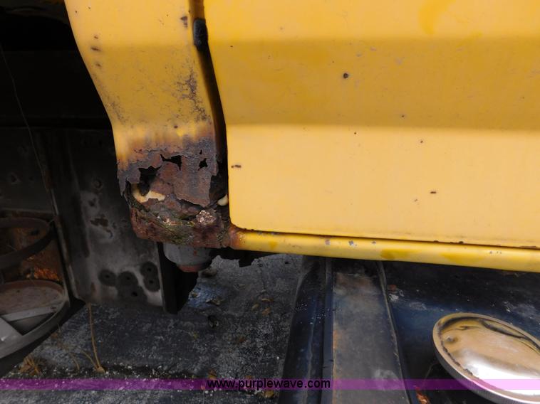 image for item J7486 1983 Ford F600 flatbed truck