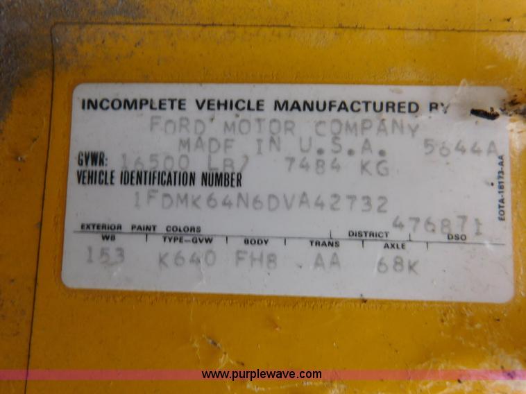 image for item J7486 1983 Ford F600 flatbed truck