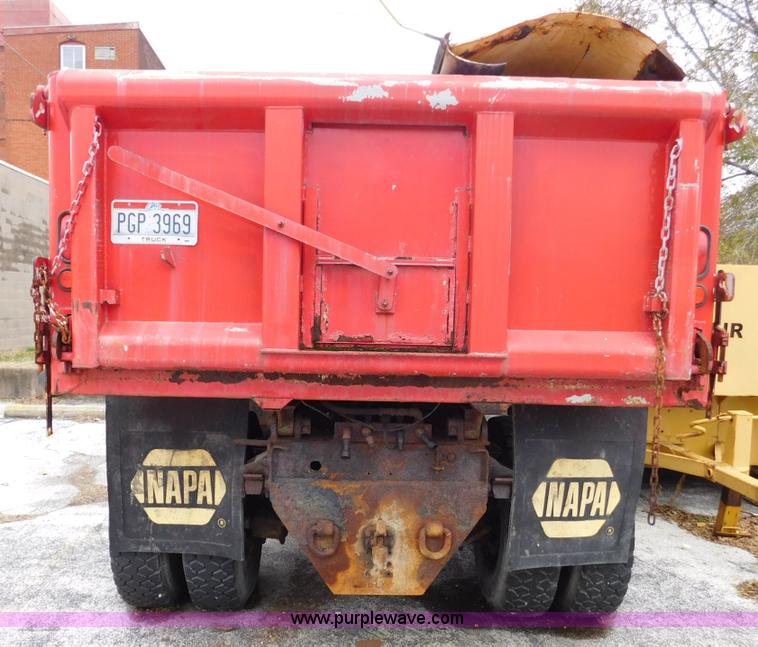 image for item J7489 1995 Ford F700 dump truck