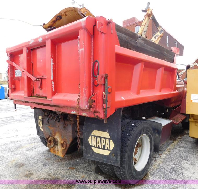 image for item J7489 1995 Ford F700 dump truck