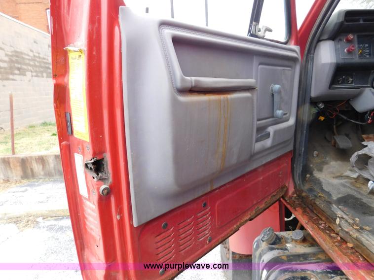image for item J7489 1995 Ford F700 dump truck