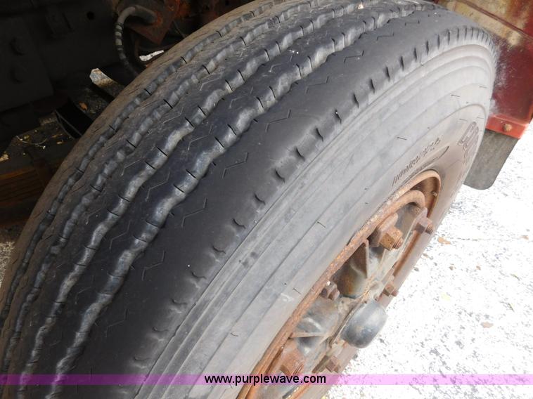 image for item J7489 1995 Ford F700 dump truck