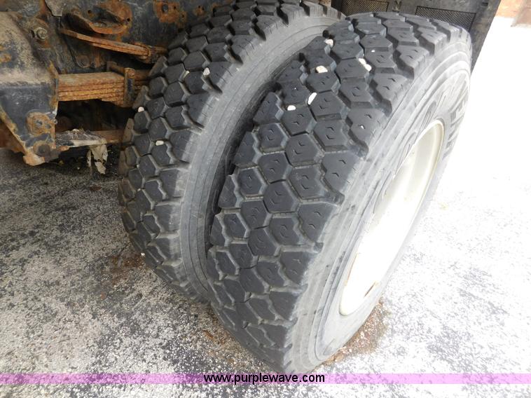 image for item J7489 1995 Ford F700 dump truck