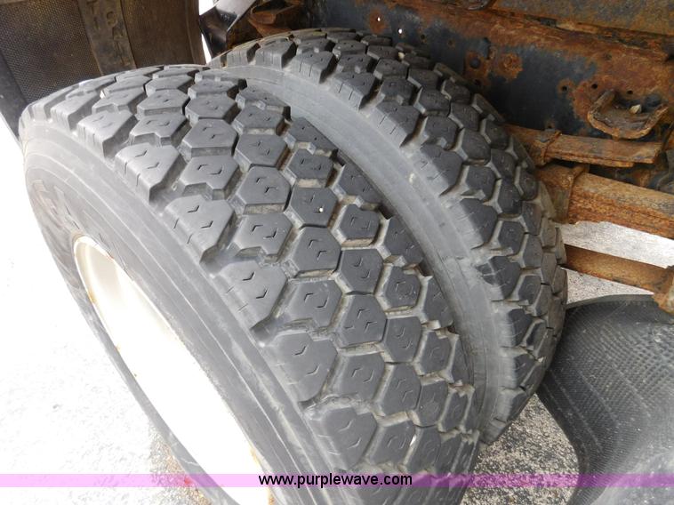 image for item J7489 1995 Ford F700 dump truck