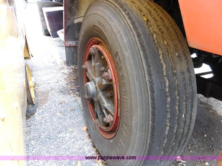 image for item J7489 1995 Ford F700 dump truck