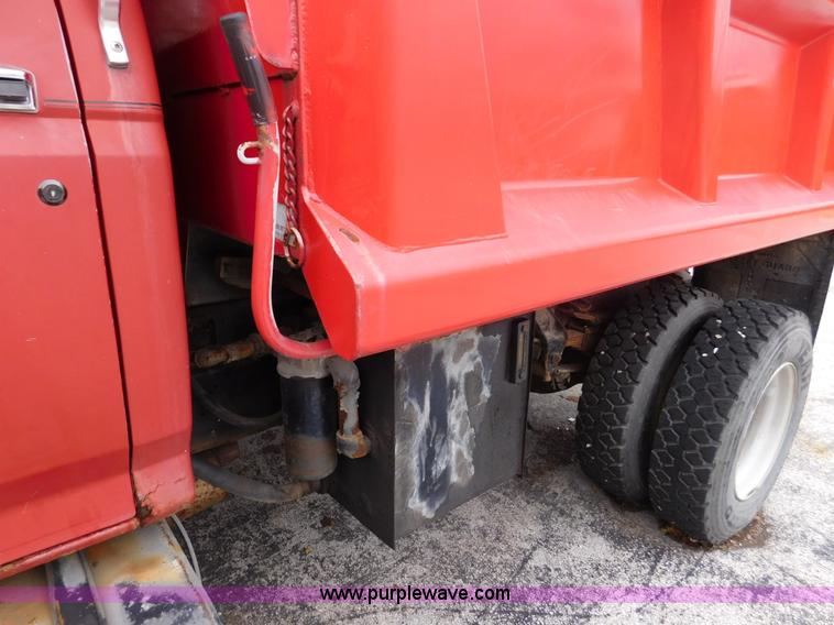 image for item J7489 1995 Ford F700 dump truck