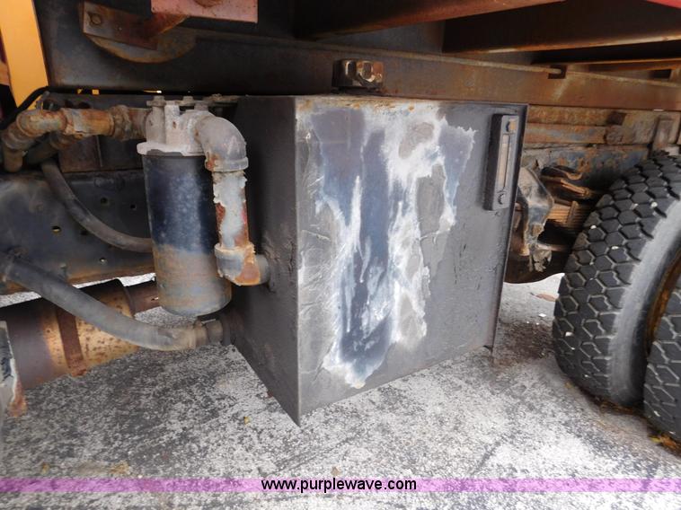 image for item J7489 1995 Ford F700 dump truck