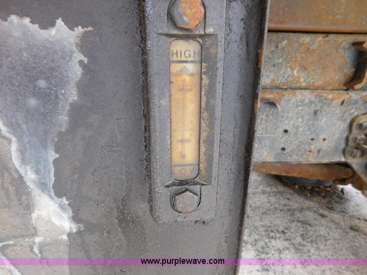 image for item J7489 1995 Ford F700 dump truck