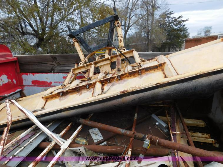 image for item J7489 1995 Ford F700 dump truck