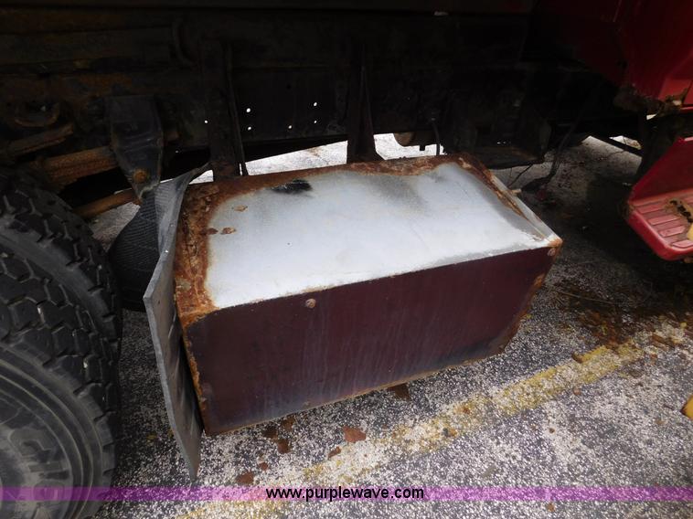 image for item J7489 1995 Ford F700 dump truck